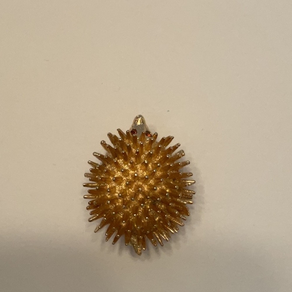 Vintage Sarah Coventry Whimsical Gold Tone Hedgehog Brooch Pin with Brown Eyes - Picture 6 of 9